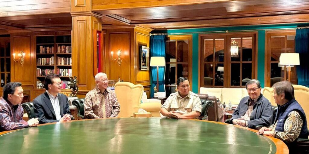 Presiden Prabowo Subianto (ketiga kanan), saat menerima permohonannya audiensi 5 pengusaha nasional di kediaman pribadi Presiden Prabowo di Hambalang, Bogor, Jawa Barat, Selasa, 10 Februari 2026. (Foto: IG @sekertariat.kabinet).