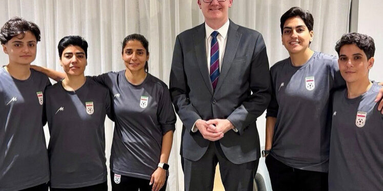 5 pesepak bola wanita Iran bersama Mendagri Australia Tony Burke