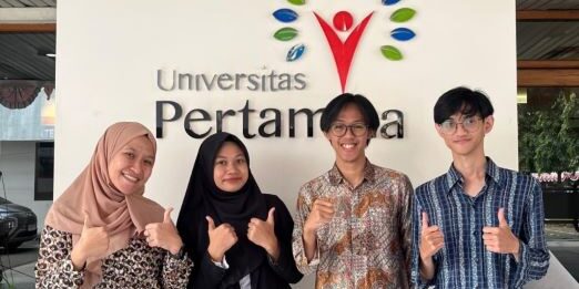 Mahasiswa UPER Arya Wirayuda, Ahmad Juliansyah, dan Zahra Zulfia Ananta

