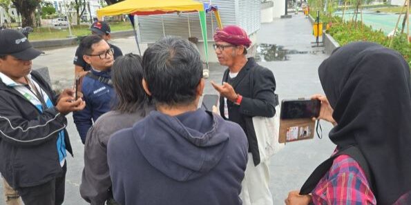 Miduk Hutabarat selaku perwakilan Koalisi Masyarakat Sipil dalam Tim 7 memberikan keterangan kepada wartawan

