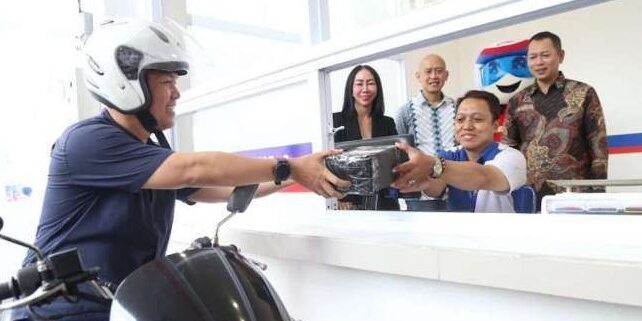 Pelanggan TIKI  mengirimkan paket melalui DRIVE THRU TIKI Warung Buncit