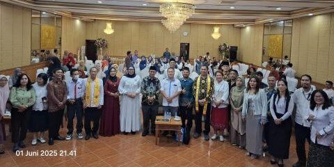 Foto bersama para peserta seminar kebangsaan yang dihadiri oleh para Tokoh agama


