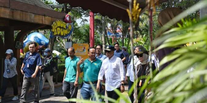 Menteri Perhubungan Budi Karya Sumadi melakukan kunjungan ke Saloka Theme Park

