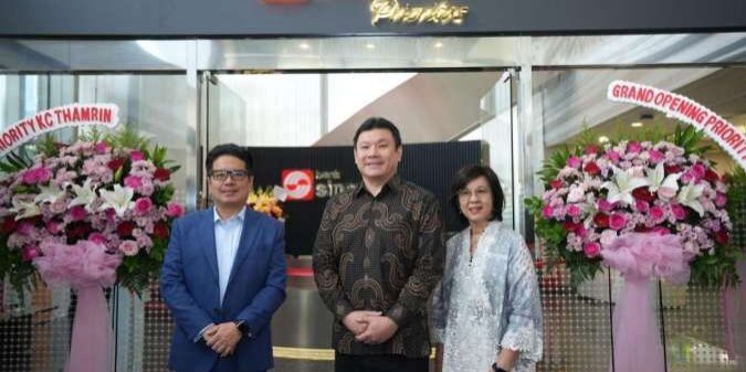 Managing Director Sinar Mas, Ferry Salman (kiri) bersama Direktur Utama Bank Sinarmas, Frenky Tirtowijoyo (tengah) saat Peresmian Kantor Cabang Utama Bank Sinarmas Prioritas di Sinar Mas Land Plaza, Jakarta Pusat