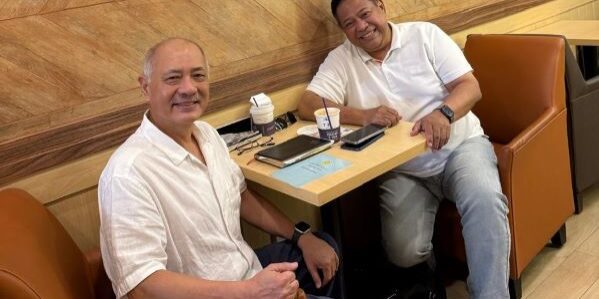 Penulis Eddy Keleng Ate Berutu (Kanan) bersama Paulus Tamie