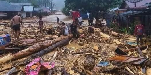 Banjir bandang di Tapanuli Selatan dengan ribuan kayu balok menghantam pemukiman warga

