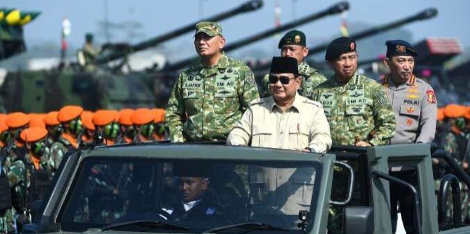Presiden Prabowo memimpin upacara Gelar Pasukan Operasional dan Kehormatan Militer di Landasan Suparlan, Komplek Pendidikan dan Pelatihan Kopassus, Batujajar, Kabupaten Bandung Barat, Minggu (10/8/2025). (Foto: Biro Pers Sekretariat Presiden)