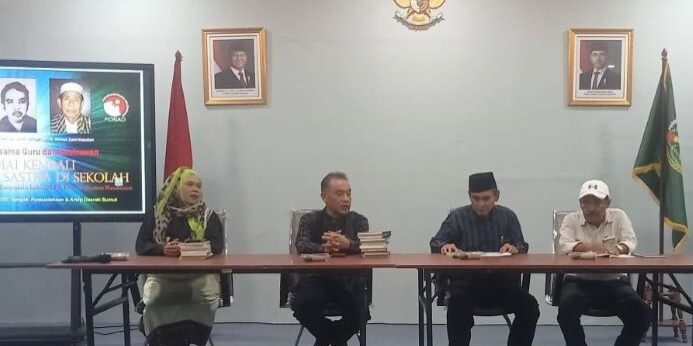 Tiga pembicara, Dr. Shafwan Hadi Umry, Saripuddin Lubis, M.Pd dan Dra. Sri Kartini Handayani, dengan moderator, Khairuddin Ibrahim Harahap