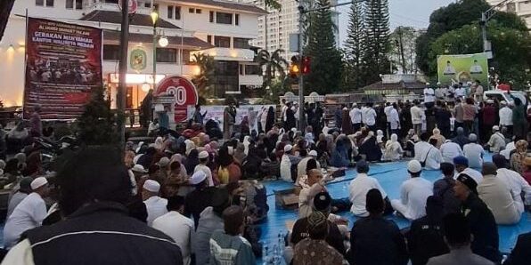 Aliansi Umat Islam menggelar aksi damai mendukung Surat Edaran Wali Kota Medan tentang Penataan Lokasi Penjualan Daging Non-Halal