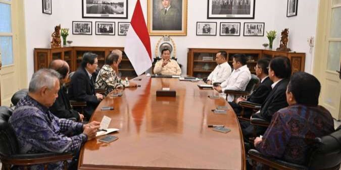 Presiden Prabowo Subianto bersma delapan pengusaha besar di Istana Kepresidenan Jakarta pada Kamis malam, 6 Maret 2025. (Foto: Setneg)