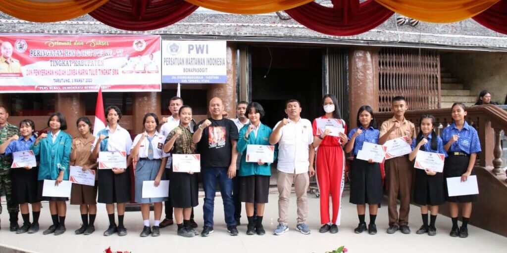 Para pemenang lomba karya tulis tingkat SMA 