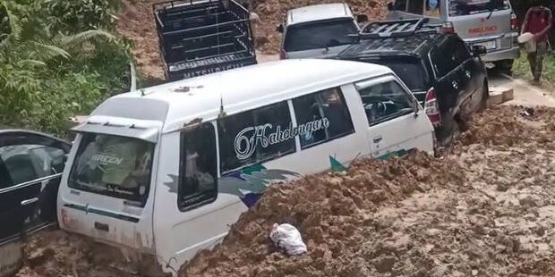 Puluhan mobil terjebak dalam longsor di Sitahuis