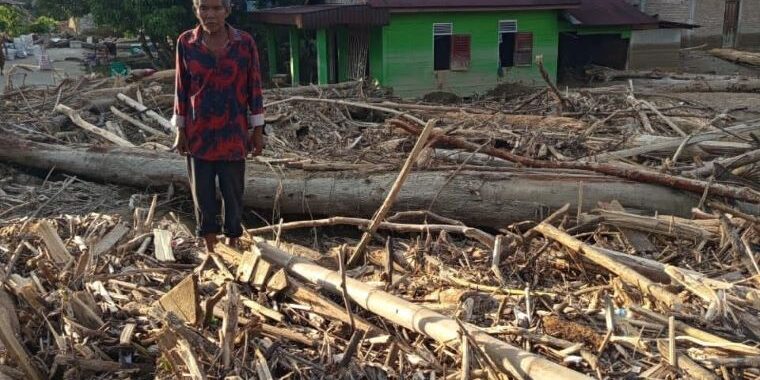 Warga korban banjir bandang dan longsong di Kabupaten Tapanuli Tengah Provinsi Sumatera Utara (Sumut