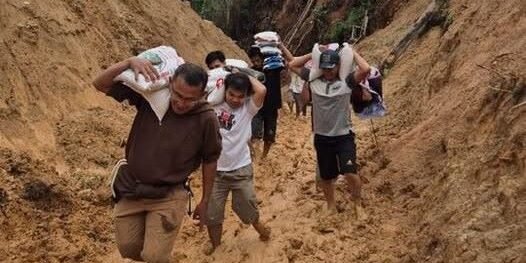 Warga di Tapteng menempuh berjalan berjam-jam Demi mendapatkan bantuan

