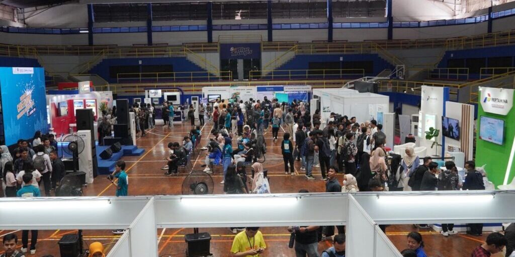 Suasana kegiatan pada booth Career Expo di Universitas Pertamina


