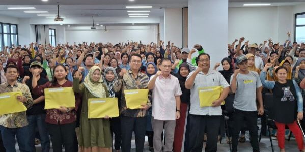 Orangtua siswa penerima Program Indonesia Pintar tingkat SMA dan SMK di Kampus Satya Terra Bhinneka, Kecamatan Medan Sunggal, Medan