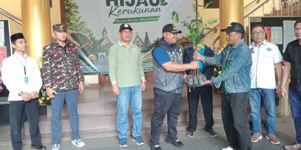 Penyerahan bibit pohon secara simbolis dari Kahaptex kepada Ketua Kampung Kerukunan Rawa Buaya, H. Effendi, dan Ketua Forum Kerukunan Umat Beragama Jakarta Barat, H. Saumun