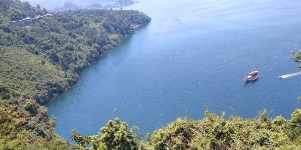 Keindahan Danau Toba dari panatapan Parapat, Kabupaten Simalungun. (Foto: Fadmin Malau)