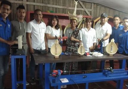 Tim dosen dari Politeknik Negeri Kupang, NTT, saat memberikan bantuan peralatan produksi alat musik Sasando kepada perajin dan pemusik Sasando, Djitron Pah di Desa Oebelo, Kecamatan Kupang Tengah, Kabupaten Kupang, Selasa (27/8/2019) | Kompas