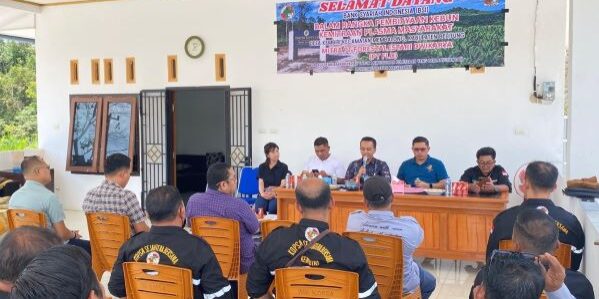 Senior Vice President SME Banking BSI, Risqi, (tengah) menyampaikan program pembiayaan   FPKMS di Membalong, bersama PT FLD diwakili Yohanes Priono, Plasma Controller. (Foto: dok Humas Smart)