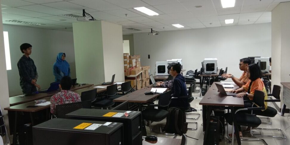 kegiatan praktik di laboratorium komputer