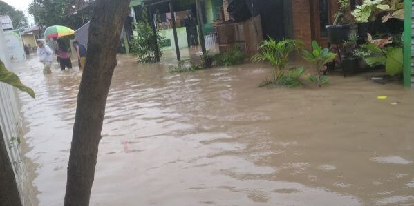Sebesar Rp360 miliar untuk menangani banjir di Kota Medan, terlihat banjir yang melanda satu kawasan di Kota Medan. (Foto: Fadmin Malau)

