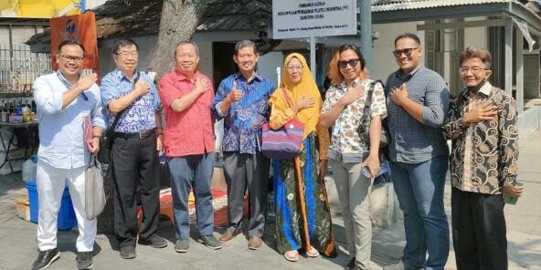 Mahpudi Sukirman berfoto bersama Pengurus PD Filateli Sumatera Utara di sekretariat PD PFI Sumatera Utara