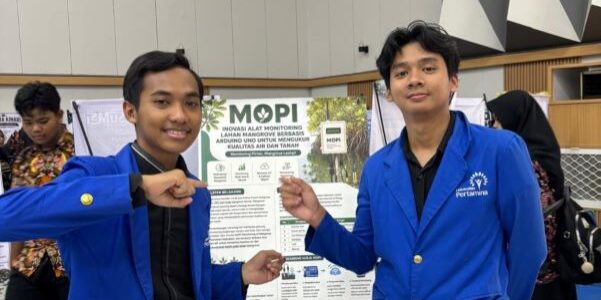 Hasyim dan Muzaki mengikuti kegiatan pameran inovasi. (Foto: Humas UPER)

