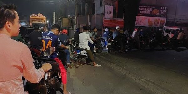 Antrean panjang kendaraan terjadi pada sejumlah SPBU di Kota Medan hingga malam hari

