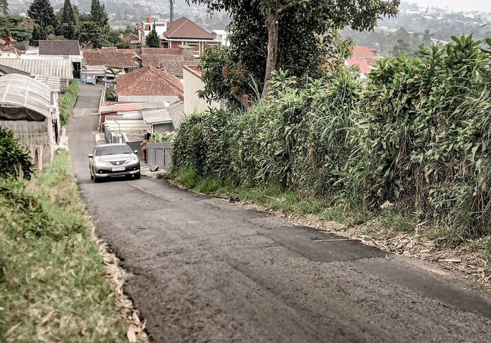 Penampakan Tanjakan SpongeBob, jalan terjal yang menjadi jalan alternatif dari Kota Bandung menuju kawasan wisata Lembang, Kabupaten Bandung Barat (KBB), Jawa Barat. 