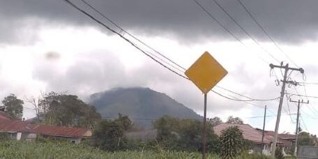 Puncak Pusut Buhit terlihat dari jalan lintas Sumatera dari Merek ke Sumbul. (Foto: Fadmin Malau)