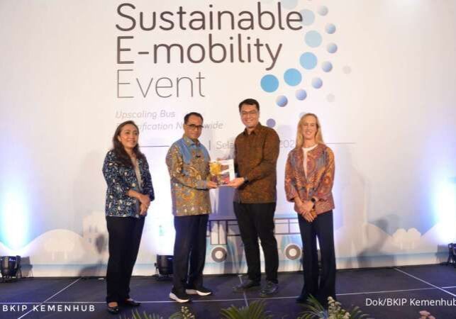 Menhub Budi KS dalam acara Sustainable E-Mobility Event