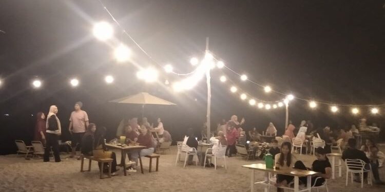 Adanya listrik dari PLN membuat Cefe di tepi pantai desa Kade Gadang Barus buka malam hari, ternyata pengunjung lebih banyak malam hari dari pada siang hari. (Foto: Fadmin Malau)

