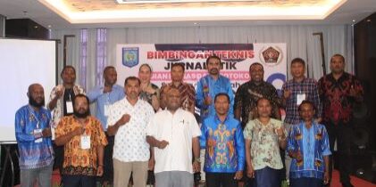 Kepala Bagian Humas Kabupaten Mamberamo Tengah Fransisco A.D. Masella,SE didampingi Ketua PWI Papua, Hans Bisay serta Ketua PWI Papua Tengah, Lamberth Palakley bersama peserta pada pembukaan Bimbingan Teknis (Bintek) Jurnalistik saat foto bersama