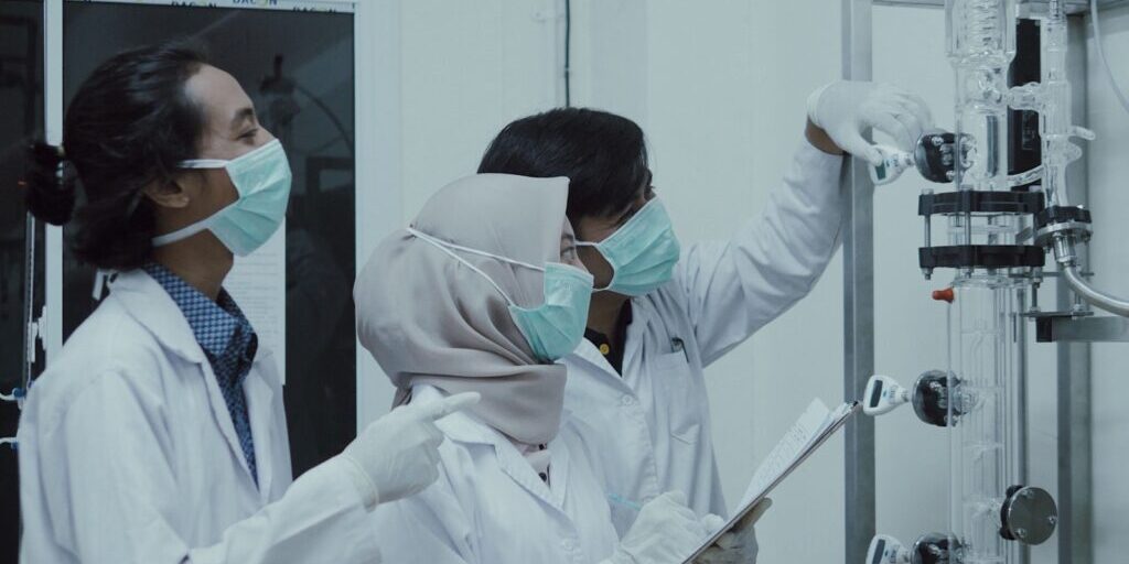 Mahasiswa praktikum di Laboratorium Operasi Teknik Kimia

