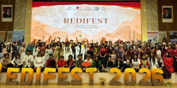 Zeffanya Tessalonika Manoppo dan Paskarina Alfalahsea berfoto bersama panitia REDIFEST 2026 setelah sukses menyelenggarakan festival budaya internasional di Universitas Pertamina. (Foto: Humas UPER)