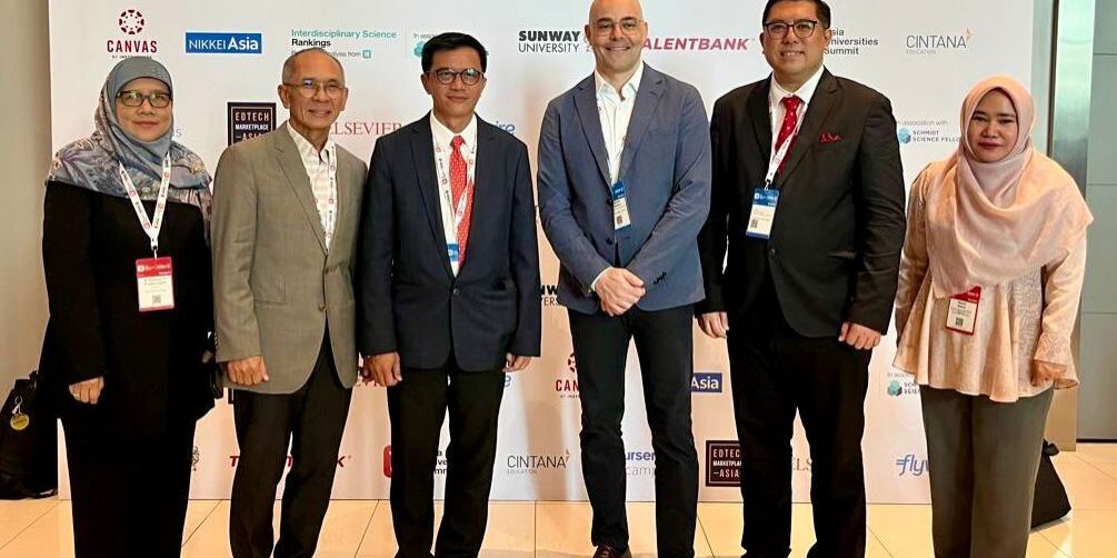Rektor Universitas Pertamina bersama dengan Dirjen Diktiristek, Prof. Dr. rer. nat. Abdul Haris, M.Sc dan perwakilan dari Univeritas Indonesia serta Universitas Airlangga