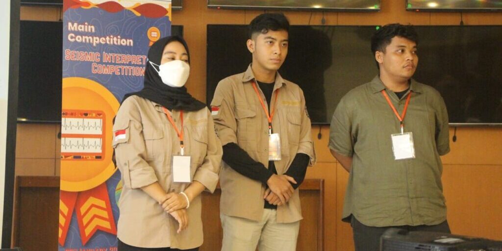 Rahmayani, Muhammad Rafif Athalah, dan Ivan Marcelino Purba mempresentasikan hasil analisis pada International Undergraduate Geophysics Competition
