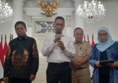 Penjabat (Pj) Gubernur DKI Jakarta, Heru Budi Hartono (dua dari kiri) saat konferesi pers penetapan UMP 2024 di Jakarta. 