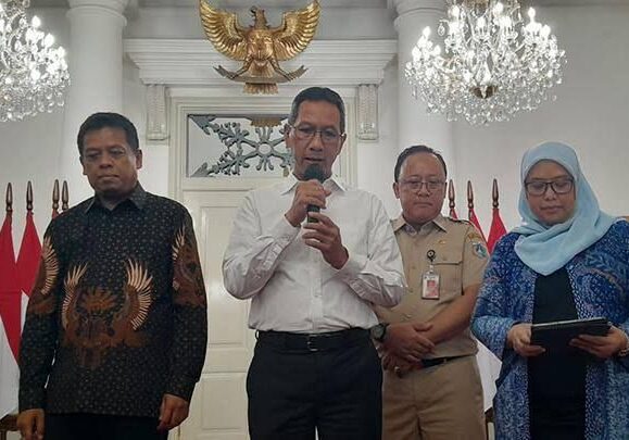 Penjabat (Pj) Gubernur DKI Jakarta, Heru Budi Hartono (dua dari kiri) saat konferesi pers penetapan UMP 2024 di Jakarta. 