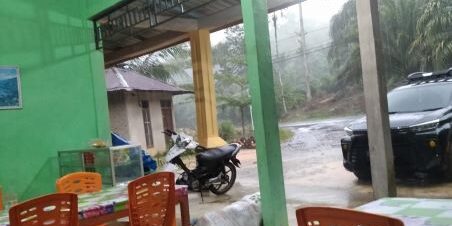 Rumah makan Ririn Bunga Tanjung di Aek Sihim jalan lintas Sibolga Barus, Sumatera Utara. (Foto: Fadmin Malau)