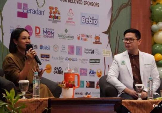 Andien, penyanyi dan ibu dari 2 anak (kiri) dalam Seminar Literasi “Kasih Literasi Digital Ibu kepada Beta” di Hotel Mega Anggrek, Jakarta Barat