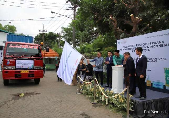 Dirjen Pengembangan Ekspor Nasional Kemendag, Didi Sumedi, melepas ekspor perdana produk kosmetik