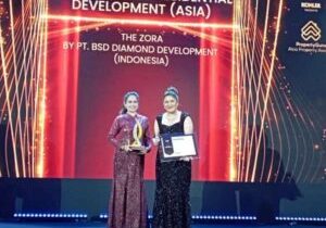 Atikah Sunarya (VP CorComm Sinar Mas Land) secara simbolis menerima penghargaan PropertyGuru Asia Property Awards 2023 