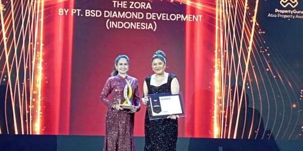 Atikah Sunarya (VP CorComm Sinar Mas Land) secara simbolis menerima penghargaan PropertyGuru Asia Property Awards 2023 