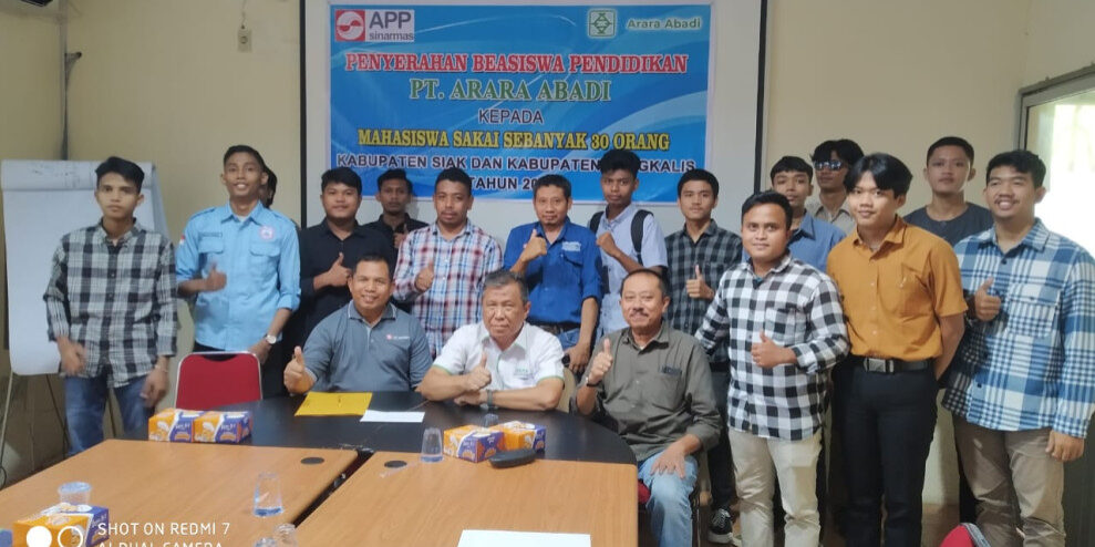 Pemberian beasiswa dilakukan di Kantor PT Arara Abadi