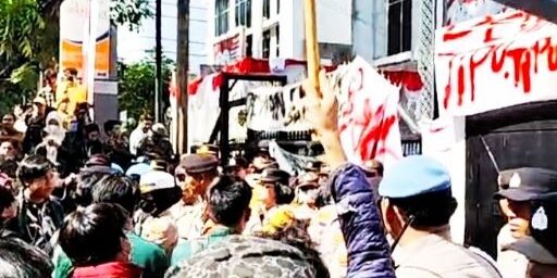 Arogansi aparat pada unjuk rasa di DPRD Sumut