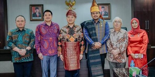Foto bersama Walikota Medan Bobby Nasution, Ketua Kadin kota Medan Arman Chandra dan Dubes Tiongkok untuk Indonesia Mr Lu Kang di Balai Kota


