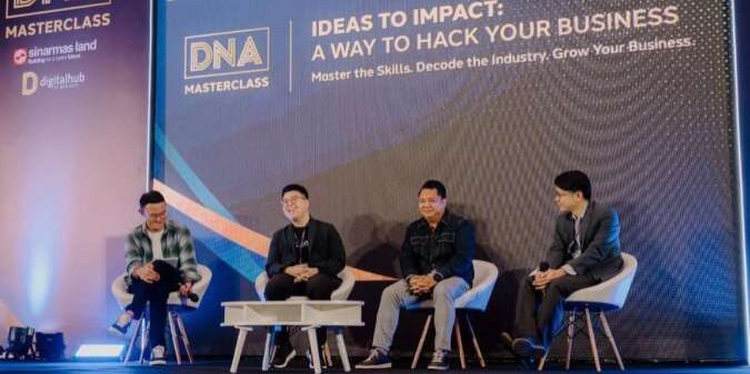 (Kiri-kanan): Putra Setia (Tech in Asia), Arman Masagung (Co-Founder OpenIn), Doni Priliandi (Founder Happy5), dan Mulyawan Gani (Chief Transformation Officer Sinar Mas Land) dalam sesi diskusi panel

