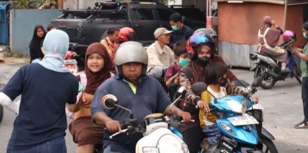 PT Indah Kiat Pulp & Paper Perawang menyalurkan puluhan ribu masker kepada masyarakat di Kecamatan Tualang, Kabupaten Siak (Foto: dok humas IKPP)

